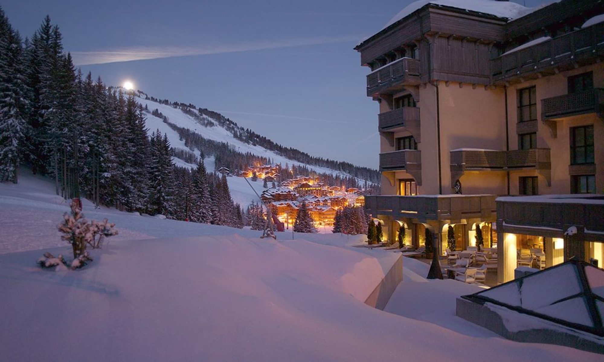 Le Mélézin – Exterior at Night